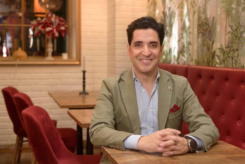 Emilio Corchado, fundador de Startup Olé, retratado por Bruno Rascão, en el restaurante Relais de Paris, Madrid